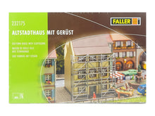 Laden Sie das Bild in den Galerie-Viewer, Modellbahn Bausatz Altstadthaus m Gerüst, Faller N 232175 neu OVP