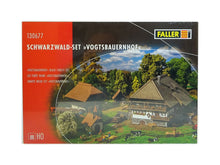 Laden Sie das Bild in den Galerie-Viewer, Modellbau Bausatz Schwarzwald-Set Vogtsbauernhof, Faller H0 130677, neu