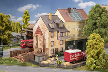 Laden Sie das Bild in den Galerie-Viewer, Modellbahn Bausatz Altstadthaus mit Zaun, Faller H0 130692 neu OVP
