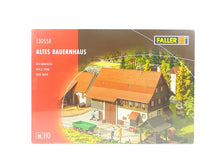Laden Sie das Bild in den Galerie-Viewer, Bausatz Modellbau Altes Bauernhaus, Faller H0 130558, neu