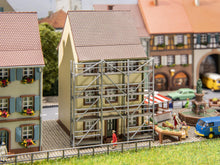 Laden Sie das Bild in den Galerie-Viewer, Modellbahn Bausatz Altstadthaus m Gerüst, Faller N 232175 neu OVP