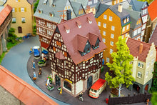 Laden Sie das Bild in den Galerie-Viewer, Modelleisenbahn Bausatz Fachwerkhaus mit Blumenladen, Faller H0 191770 neu, OVP