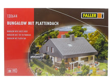 Laden Sie das Bild in den Galerie-Viewer, Modellbahn Bausatz Bungalow mit Plattendach, Faller H0 130644 neu OVP