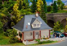 Laden Sie das Bild in den Galerie-Viewer, Bausatz Pfarrhaus Kirchstraße 3, Faller H0 130681, neu