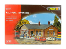 Laden Sie das Bild in den Galerie-Viewer, Modellbahn Bausatz Haltepunkt Sonnefeld, Faller H0 110095 neu OVP