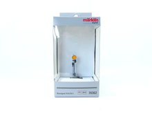 Laden Sie das Bild in den Galerie-Viewer, Signal digital Vorsignal Vr 0 / Vr 1 mfx DCC, Märklin H0 70362 neu OVP