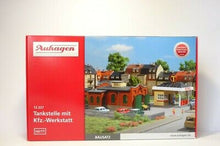 Laden Sie das Bild in den Galerie-Viewer, Modellbau Bausatz Tankstelle mit Kfz-Werkstatt Spur H0/TT, Auhagen 12227 neu OVP