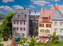 Laden Sie das Bild in den Galerie-Viewer, Modellbahn Bausatz Kleinstadthäuserzeile, Faller H0 130707 neu, OVP