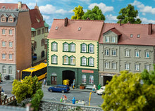 Laden Sie das Bild in den Galerie-Viewer, Modellbau Bausatz Stadthaus mit Modellbaugeschäft, Faller H0 130628 neu