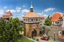 Laden Sie das Bild in den Galerie-Viewer, Modellbau Bausatz Altstadttor mit Mauer, Faller H0 191789 neu OVP