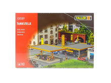 Laden Sie das Bild in den Galerie-Viewer, Bausatz Tankstelle, Faller H0 130589, neu