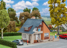 Laden Sie das Bild in den Galerie-Viewer, Bausatz Wohnhaus mit Balkon, Faller H0 131504, neu
