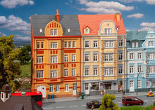 Laden Sie das Bild in den Galerie-Viewer, Modellbahn Bausatz 2 Stadt Reliefhäuser, Faller H0 191758 neu, OVP