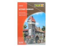 Laden Sie das Bild in den Galerie-Viewer, Modellbahn Modellbau Bausatz Altstadt Turmhaus, Faller H0 130402 neu OVP