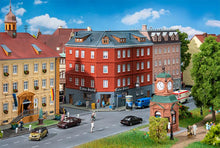 Laden Sie das Bild in den Galerie-Viewer, Modellbau Bausatz Stadteckhaus mit Tattoostudio, Faller H0 130138 neu