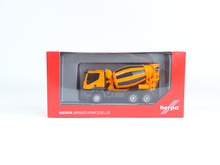 Laden Sie das Bild in den Galerie-Viewer, Herpa 310000, Iveco Trakker 6x6 Betonmischer-LKW, orange, 1:87, neu, OVP
