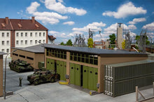 Laden Sie das Bild in den Galerie-Viewer, Bausatz Modellbau Reparaturhalle, Faller H0 144103, neu