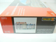 Laden Sie das Bild in den Galerie-Viewer, Modellbahn Bausatz Stadthäuserzeile Goethestrasse, Faller H0 130915 neu, OVP