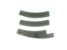 Laden Sie das Bild in den Galerie-Viewer, A Gleis Bogenweiche links + 2 Gleise m. Bettung, Piko H0 55422 + 55412 neu