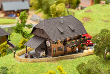 Laden Sie das Bild in den Galerie-Viewer, Modellbau Bausatz Ferienhaus Schwarzwald, Faller N 231717 neu OVP