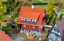Laden Sie das Bild in den Galerie-Viewer, Modellbau Bausatz Fachwerkhaus mit Brunnen, Faller H0 130587 neu