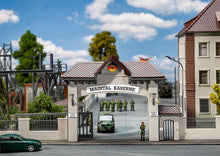 Laden Sie das Bild in den Galerie-Viewer, Bausatz Modellbau Kasernen-Haupteingang, Faller H0 144100, neu