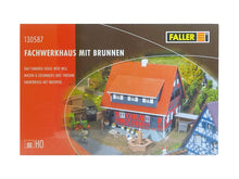 Laden Sie das Bild in den Galerie-Viewer, Modellbau Bausatz Fachwerkhaus mit Brunnen, Faller H0 130587 neu
