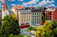 Laden Sie das Bild in den Galerie-Viewer, Bausatz Modellbau Stadthäuser m. Elektrogeschäft, Faller N 232379, neu