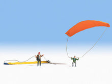 Laden Sie das Bild in den Galerie-Viewer, Modellbau Figuren 2 Paraglider handbemalt, Noch H0 15886 neu, OVP
