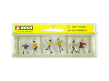 Laden Sie das Bild in den Galerie-Viewer, Modellbau Figuren Kinder auf dem Bolzplatz, Noch H0 15817 neu, OVP