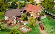 Laden Sie das Bild in den Galerie-Viewer, Faller N 232198, Dreiseit-Hof, neu, OVP