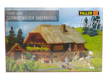 Laden Sie das Bild in den Galerie-Viewer, Faller H0 Bausatz Schwarzwälder Bauernhaus 131324 neu OVP
