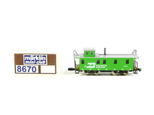 Laden Sie das Bild in den Galerie-Viewer, Märklin Z Güterzugbegleitwagen USA, Caboose der Burlington Northern 8670 OVP
