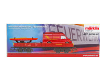Laden Sie das Bild in den Galerie-Viewer, Märklin H0 Start up Niederbordwagen mit Feuerwehr-Fahrzeug u Kajak-Anhänger 00740-02 neu OVP
