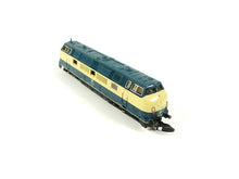 Laden Sie das Bild in den Galerie-Viewer, Märklin Z Diesellokomotive BR 221 DB 8821 OVP - Bastler
