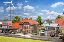 Laden Sie das Bild in den Galerie-Viewer, Faller H0 Modellbau Bausatz Aktions-Set Bahnhof Passendorf 190035 neu OVP
