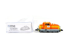 Laden Sie das Bild in den Galerie-Viewer, NME N Rangierdiesellok DHG 700 C „Elbekies“ DCC orange 123601 neu OVP

