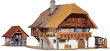 Laden Sie das Bild in den Galerie-Viewer, Faller H0 Bausatz Schwarzwälder Bauernhaus 131324 neu OVP
