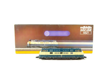 Laden Sie das Bild in den Galerie-Viewer, Märklin Z Diesellokomotive BR 221 DB 8821 OVP - Bastler
