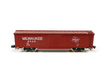 Laden Sie das Bild in den Galerie-Viewer, Märklin Z US-Box Car Gedeckter Güterwagen Milwaukee Road 8637 OVP

