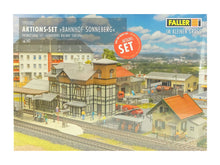 Laden Sie das Bild in den Galerie-Viewer, Modellbau Bausatz Aktions-Set Bahnhof Sonneberg, Faller H0 190085 neu
