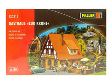 Laden Sie das Bild in den Galerie-Viewer, Modellbahn Modellbau Gasthaus Zur Krone, Faller H0 130314 neu OVP
