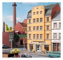 Laden Sie das Bild in den Galerie-Viewer, Modellbahn Bausatz Stadthaus Schmidtstraße 39, Auhagen H0/TT 11471 neu OVP
