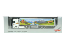 Laden Sie das Bild in den Galerie-Viewer, Scania CS 20 Kühlkoffer-Sattelzug &quot;Delipet AG / Lastwagen Lady Sina&quot;, Herpa H0 950848 neu OVP
