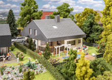 Laden Sie das Bild in den Galerie-Viewer, Modellbahn Bausatz Bungalow mit Plattendach, Faller H0 130644 neu OVP
