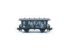 Laden Sie das Bild in den Galerie-Viewer, Personenwagen Halloween Glow in the Dark Start-up Märklin H0 48620 neu
