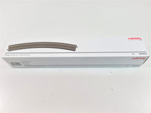 Laden Sie das Bild in den Galerie-Viewer, C Gleis Gleise gebogen R 5, 6 x Märklin H0 24530 neu, OVP
