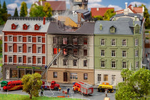 Laden Sie das Bild in den Galerie-Viewer, Modellbau Bausatz, brennendes Wohnhaus, Faller N 232326 neu, OVP
