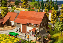 Laden Sie das Bild in den Galerie-Viewer, Bausatz Modellbau Altes Bauernhaus, Faller H0 130558, neu
