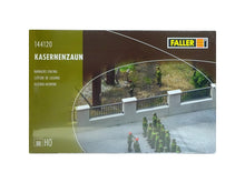 Laden Sie das Bild in den Galerie-Viewer, Modellbau Bausatz Kasernenzaun, Faller H0 144120, neu
